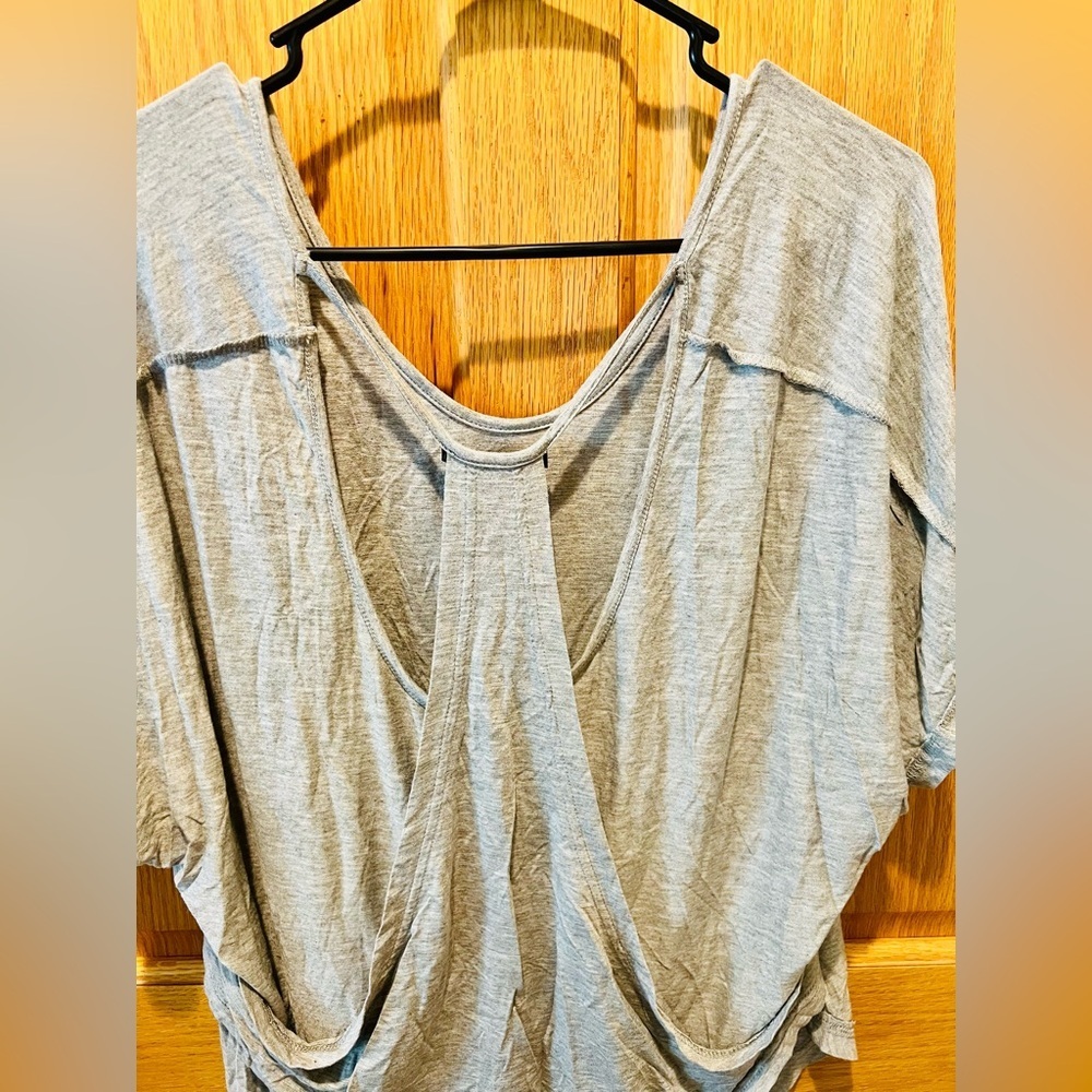 NWOT Small POL Gray Women's Top with Back Cut Outs - Picture 7 of 9